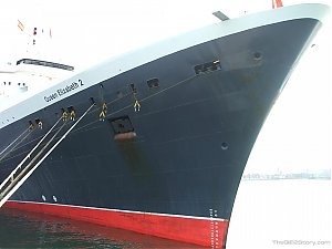 20081024_256_QE2_bow_with_Cunard_flag.JPG