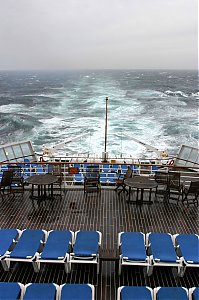 Bay_of_Biscay_from_QE2_with_heavy_seas.jpg