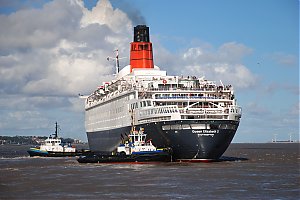 QE2_and_Tugs_on_the_River_Mersey_.jpg